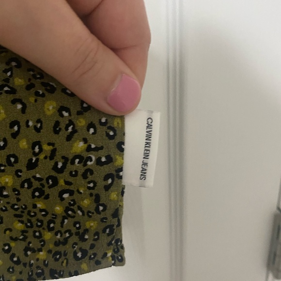 HP 5/17!! Calvin Klein Jeans Olive Leopard Print Tie Front Top - Picture 9 of 10